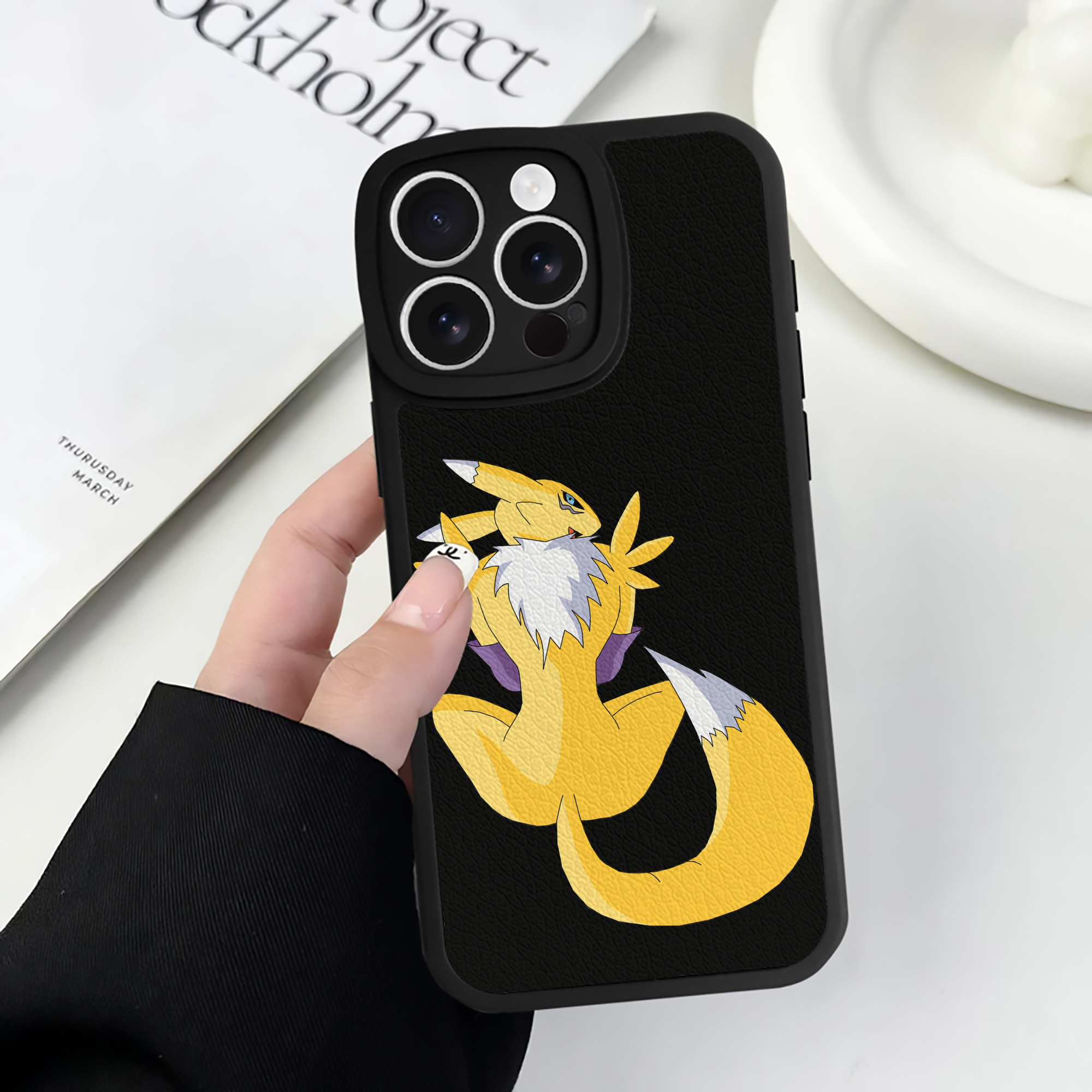 （画像用） Digimon デジタルモンスター/デジモン 【iPhone 16シリーズ対応】シリコンスマホケース（レザー調） 材質：シリコン